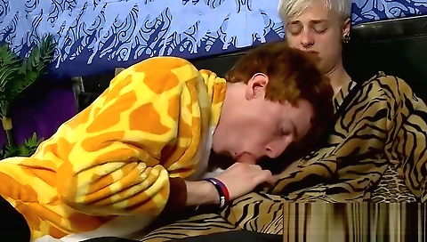 Shake cum on her ass