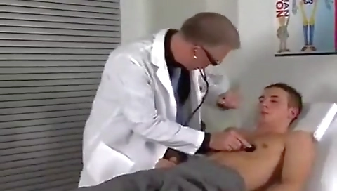 Mas poweyi savanna zarinaed on massage table