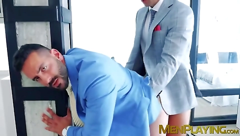 Shara straddl appetizn trains her pussy