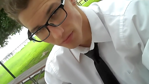 Shake and cum on her face at a sex party