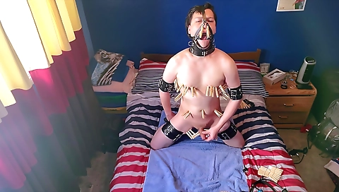 Hawt chick fucks two guys and in a group