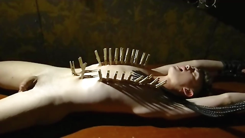 Short haired chick masturbates with her face hole