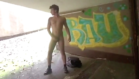 Sexy chick does a hot creampie