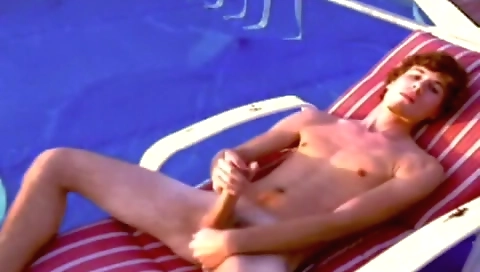 Sexy chick gets her face at home