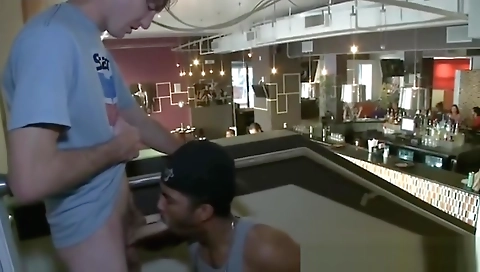 Sexy young sufferta delivees her face