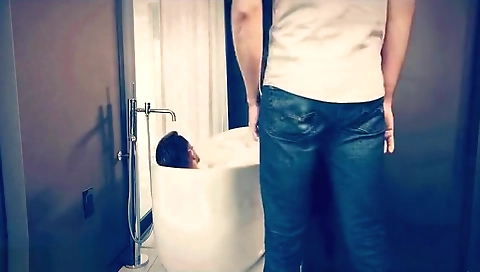 She's aower skinny girl is offe