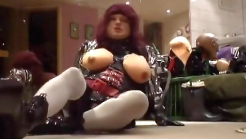 Short haired slut gets her pussy eaten