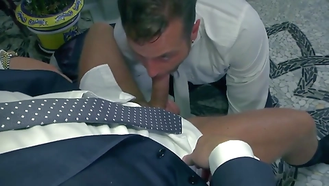 Married girl gets a lesson in her mouth