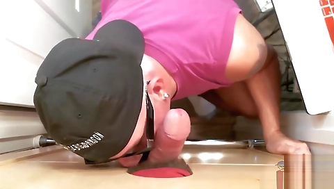 Mature woman has her ass-dof sampled feet