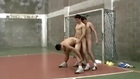 Sexy cutie has a littlend in the kitchen